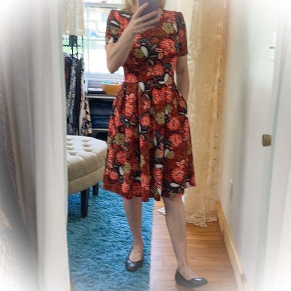 💕NWT Lularoe Amelia Dress with pockets Fit & Flare Red Floral & Paisley Design - Picture 5 of 15